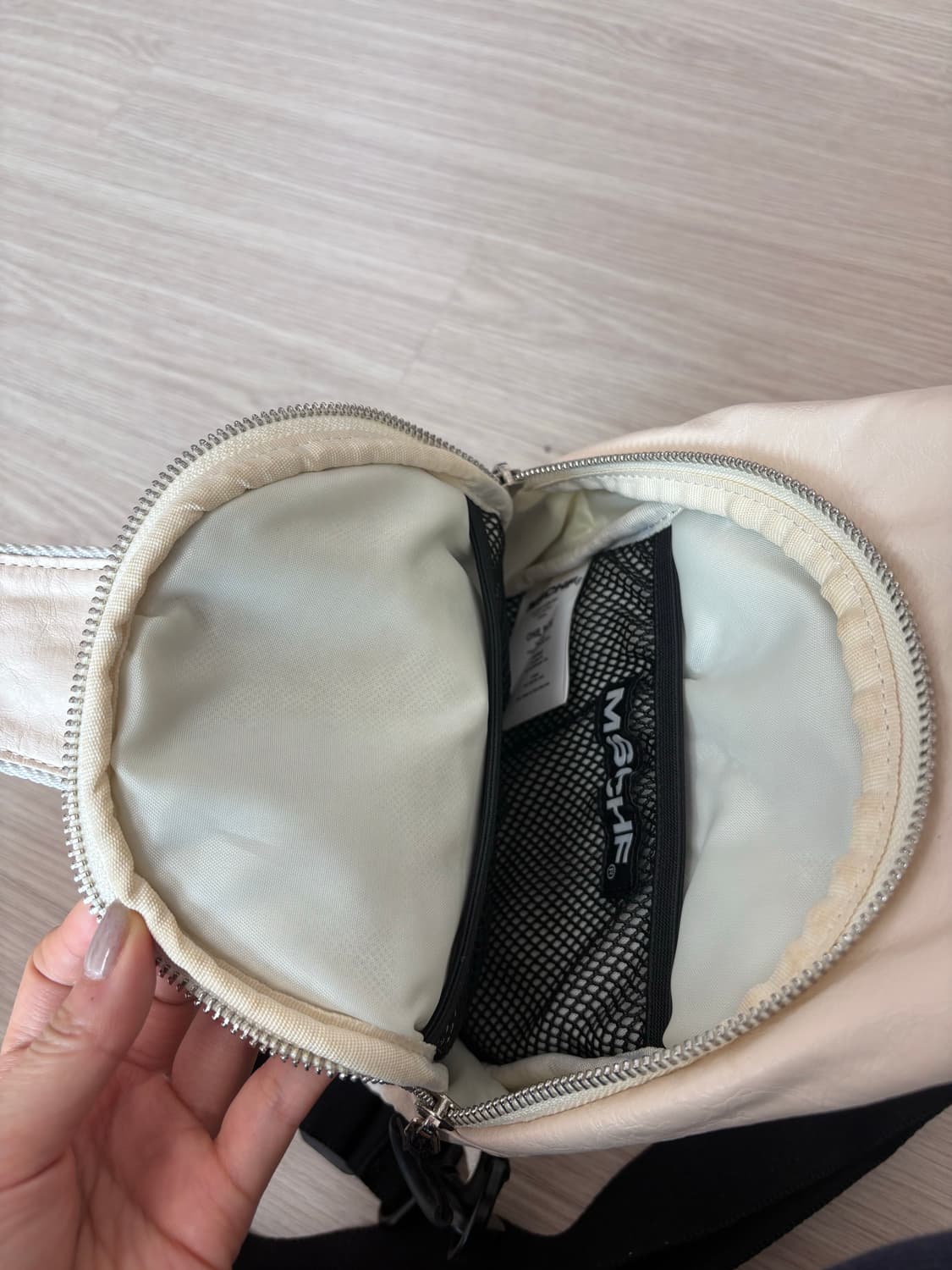 미스치프 슬링백 크림 판매합니다 상품이미지6