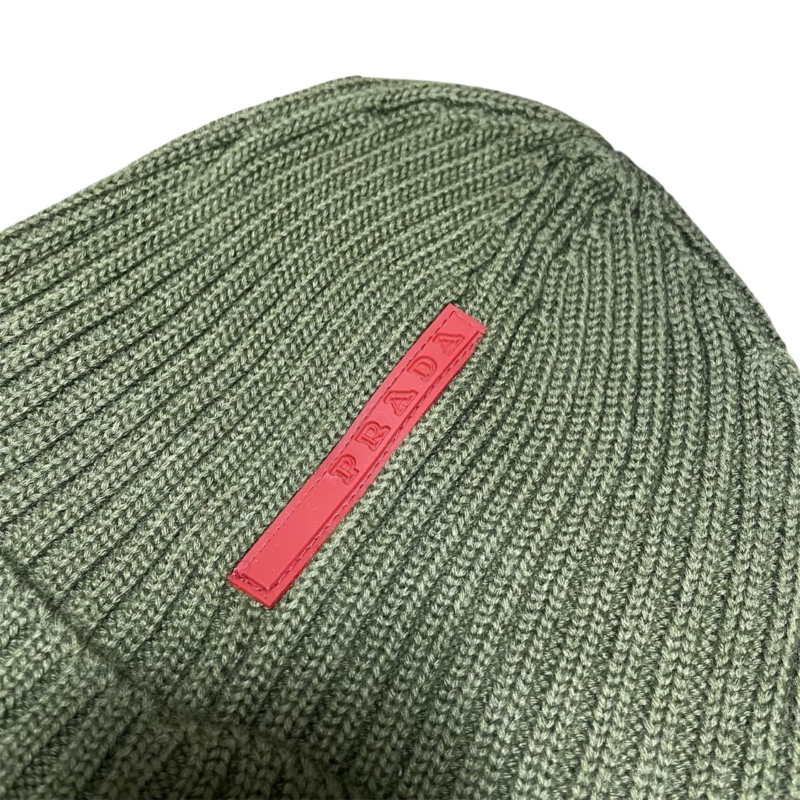 프라다 스포츠 레드 탭 비니 올리브 (미착용 새상품) 상품이미지2