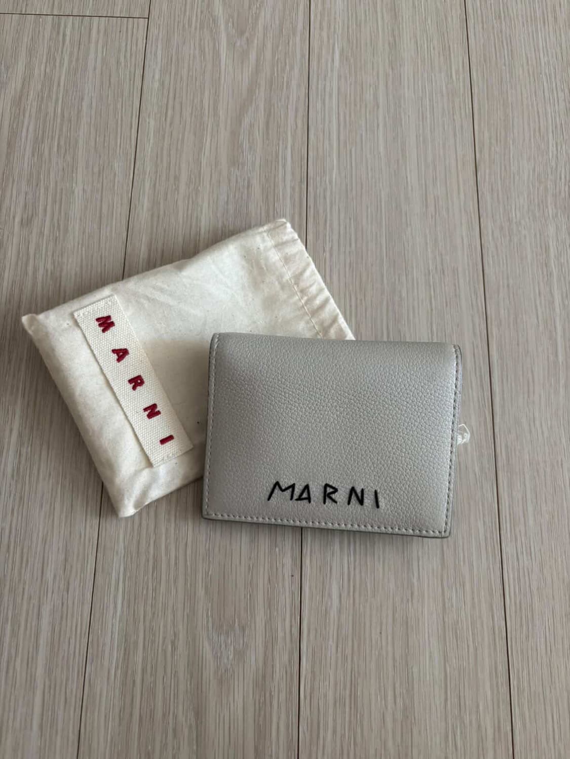 마르니 멘딩 장식 그레이 가죽 2단 지갑 상품이미지1