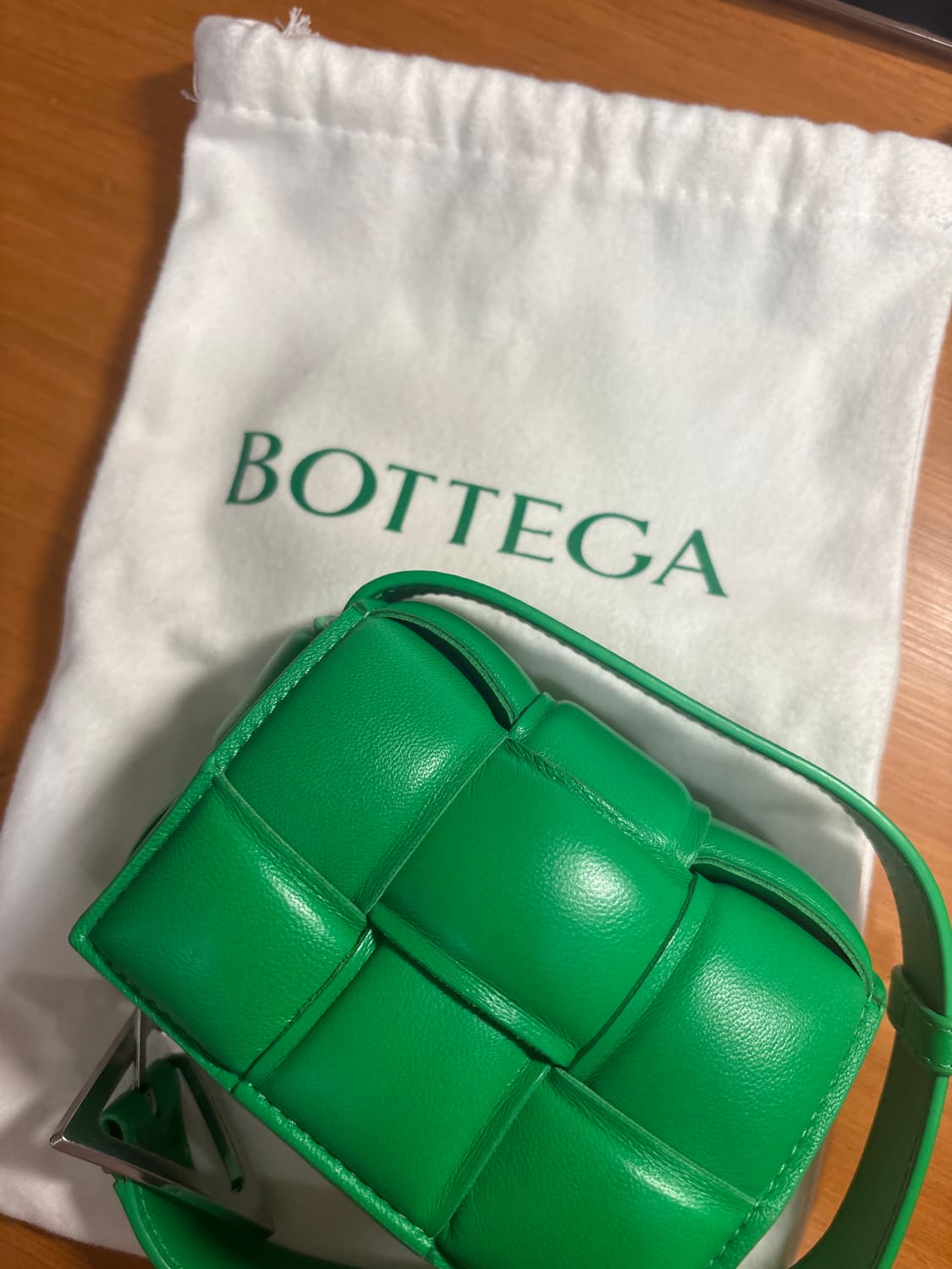 보테가 베네타 미니 패딩 카세트백 상품이미지1