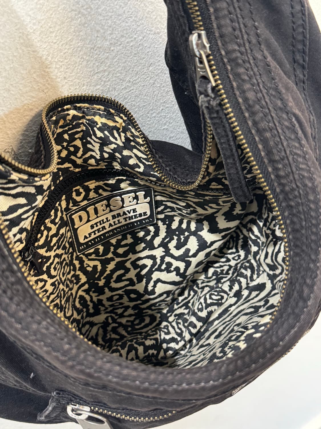 Diesel Archive Black Hobo Bag 상품이미지4