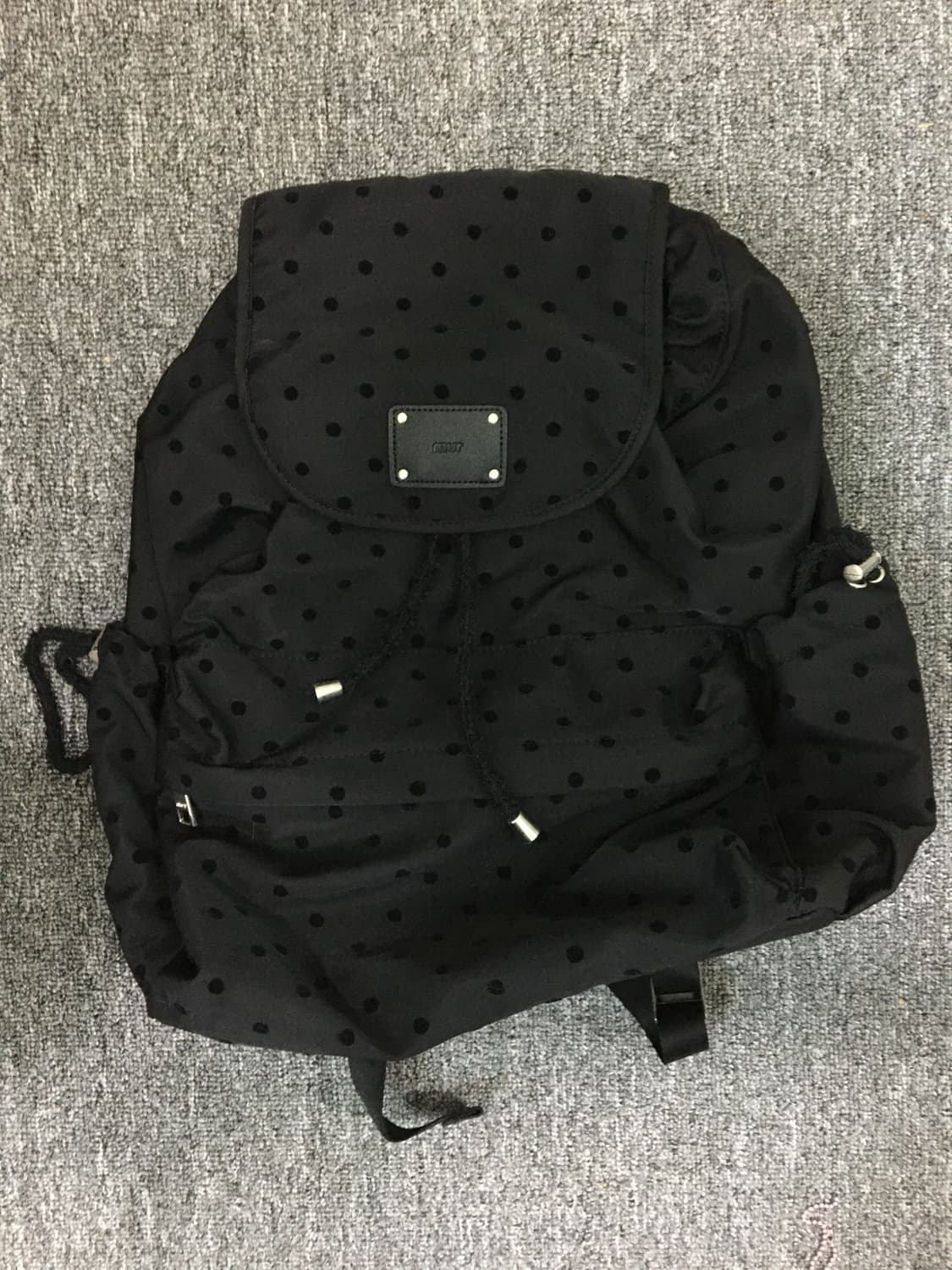 무르 플러피 백팩 블랙도트 색상 상품이미지2