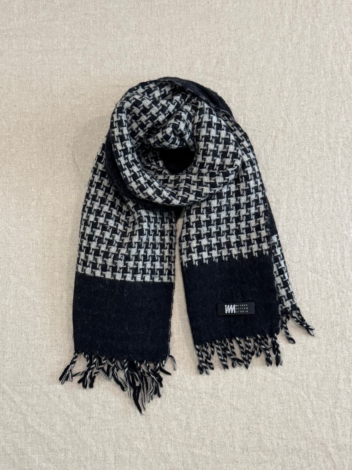이세이미야케 하운즈투스 울 프린지 머플러 상품이미지1