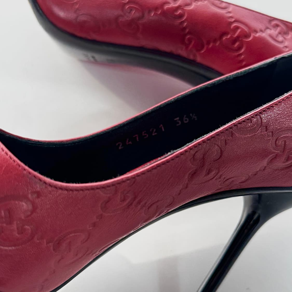 구찌 GG 엠보 로고 펌프스 힐 상품이미지4