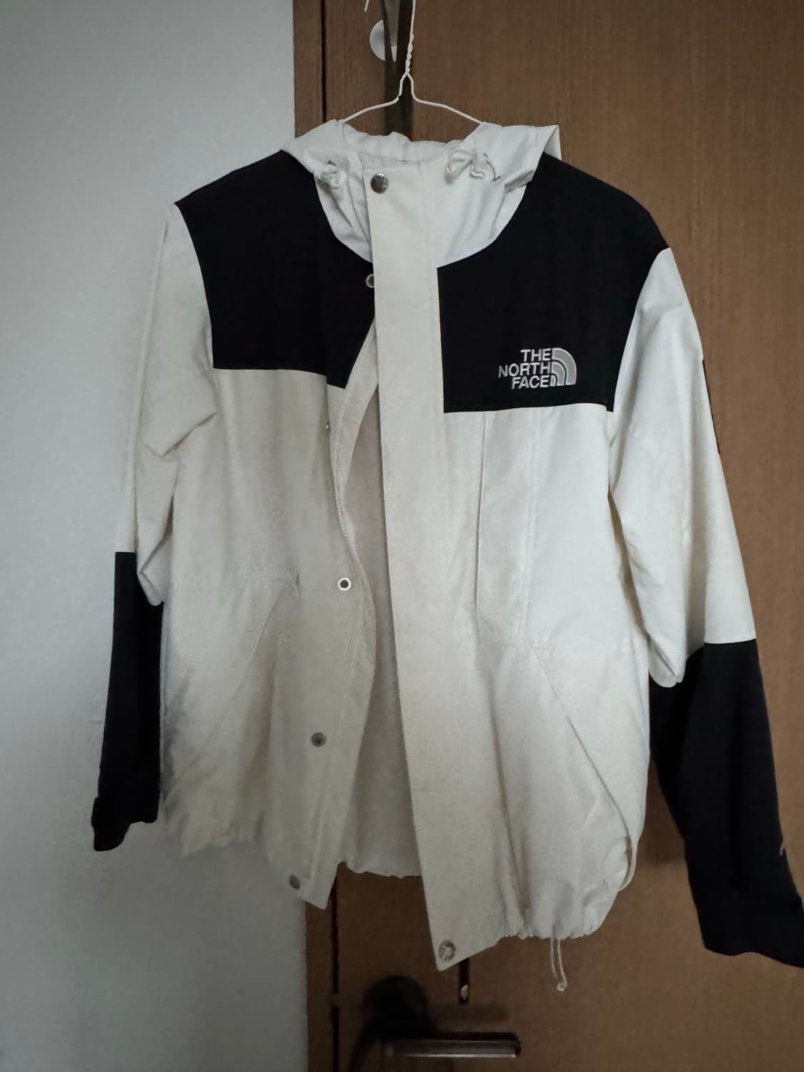 노스페이스 화이트/블랙 바람막이 상품이미지2