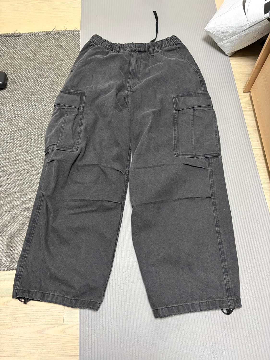 GU 데님 슈퍼와이드 카고 팬츠 다크그레이 색상 M사이즈 상품이미지3