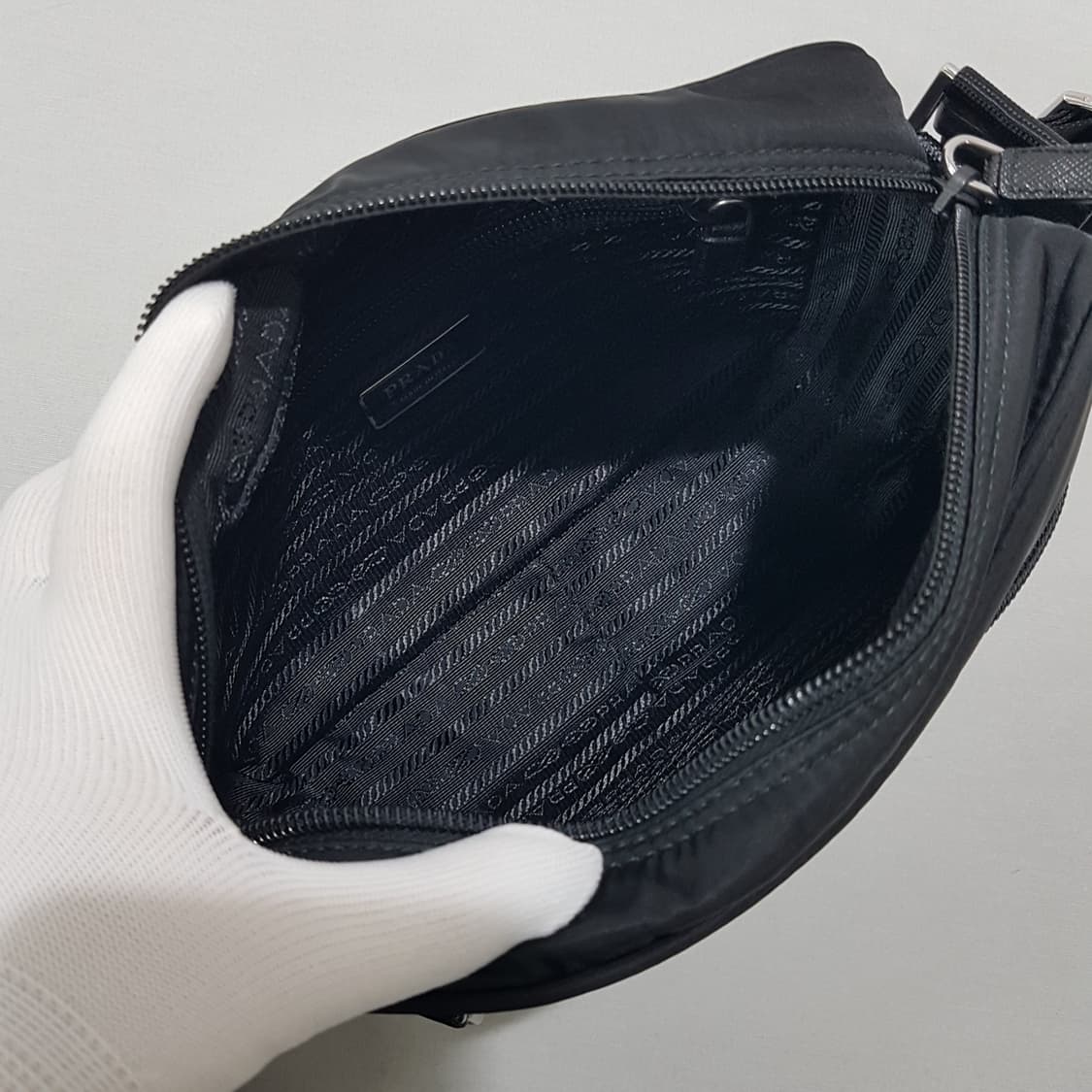 프라다 리나일론 삼각로고 크로스백 1BC167 상품이미지9