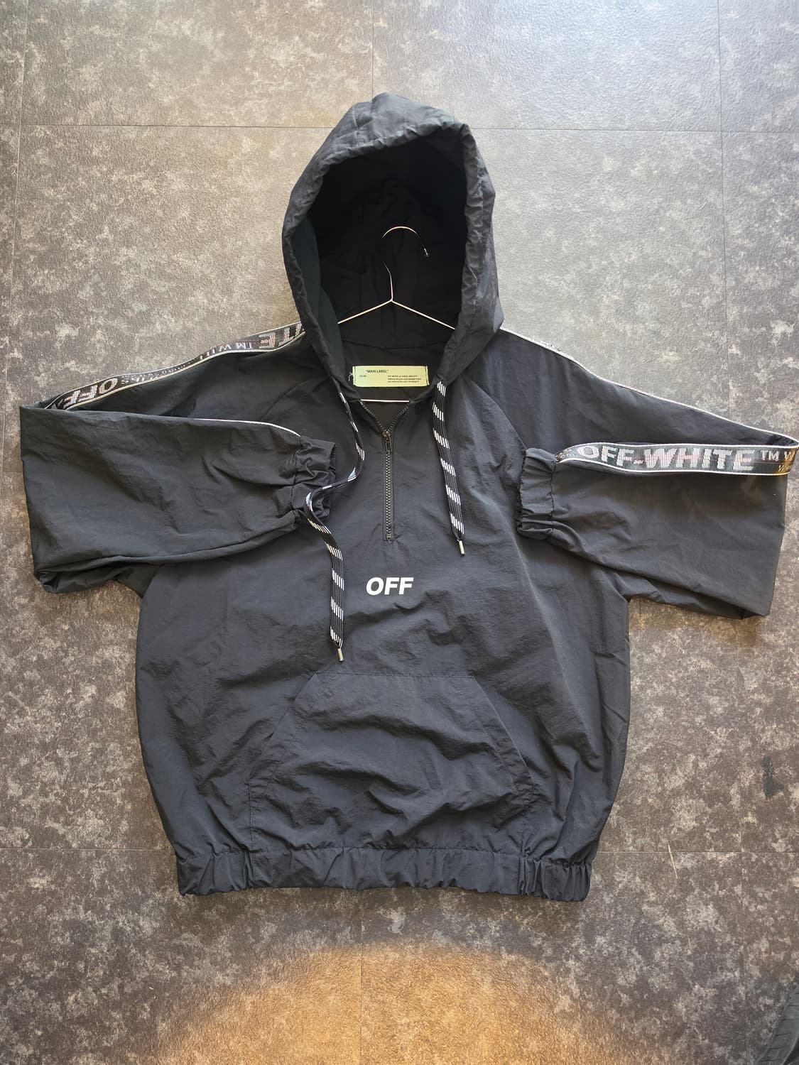 오프화이트 테이프 로고 아노락 후드 (블랙) 상품이미지1