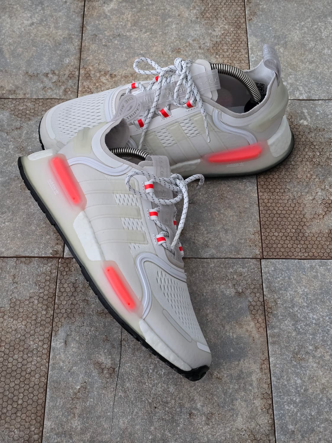 (240)아디다스 nmd v3 클라우드 화이트 상품이미지6