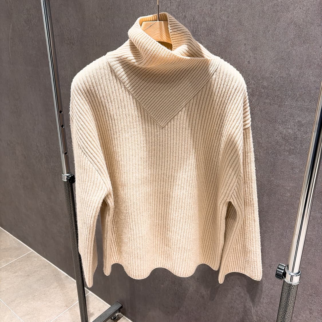 (정품/새상품) 토템 여성 랩 넥 울 니트 상품이미지1