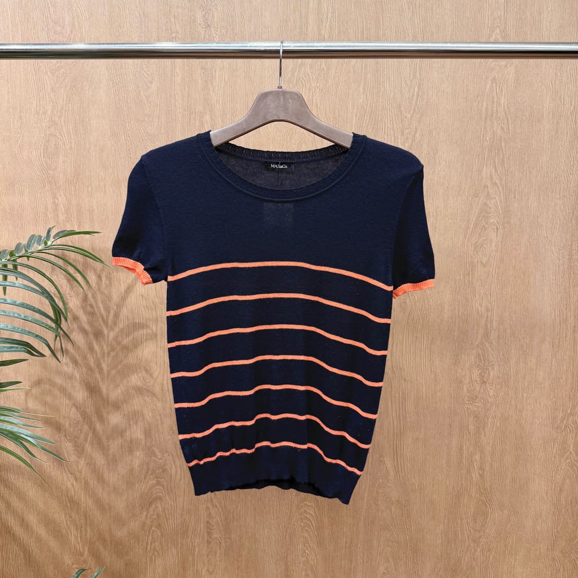 막스앤코 반팔 니트 스트라이프 디테일 슬림핏 네이비 오렌지 배색 상품이미지1