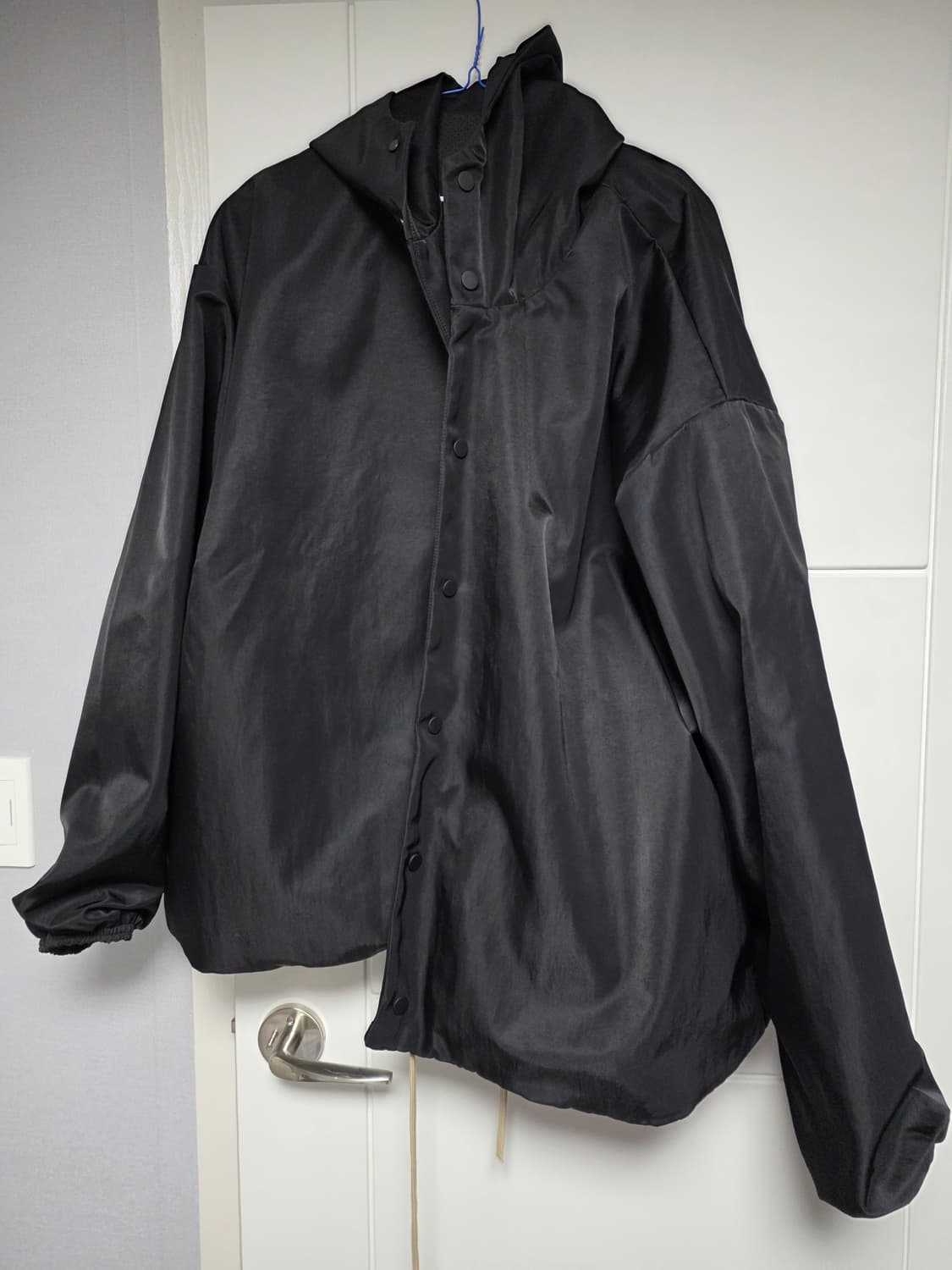 에센셜 텍스쳐드 나일론 후드 코치스 자켓 블랙 - 24FW 상품이미지2