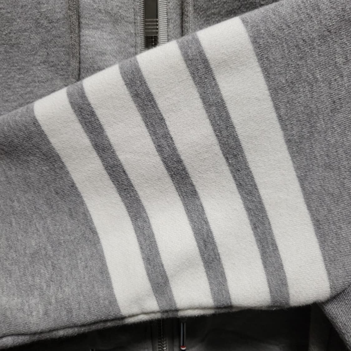 [새상품급] 3 / 톰브라운 사선완장 후드집업  상품이미지3