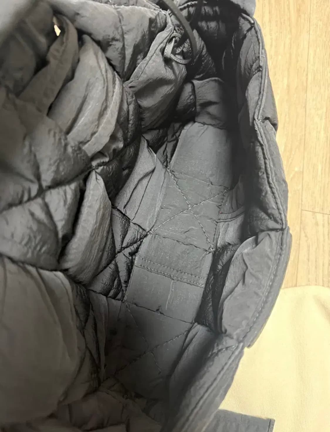 보테가 베네타 패딩 테크 카세트백 블랙 상품이미지3