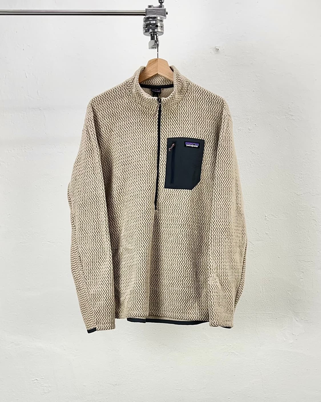 파타고니아 24fw r1 에어 탄 집 넥 오버 플리스 상품이미지1