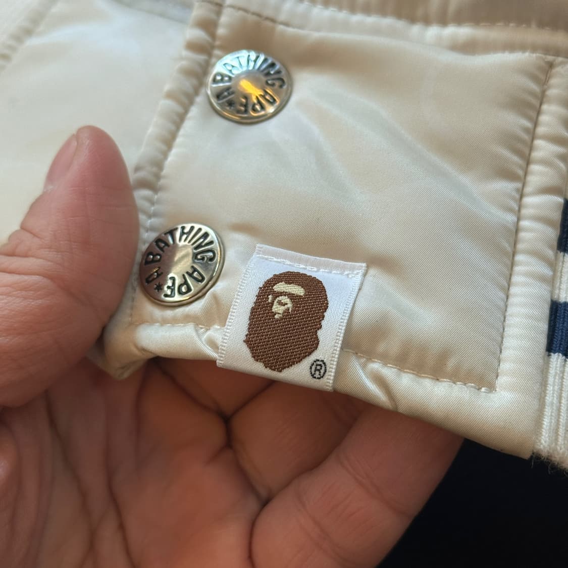 24FW 베이프 솔리드 카모 아이보리 NYC 로고 바시티 자켓 상품이미지6