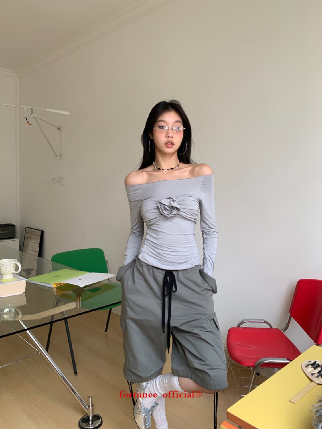Fortunee 그레이 코사지 오프숄더티셔츠 상품이미지3