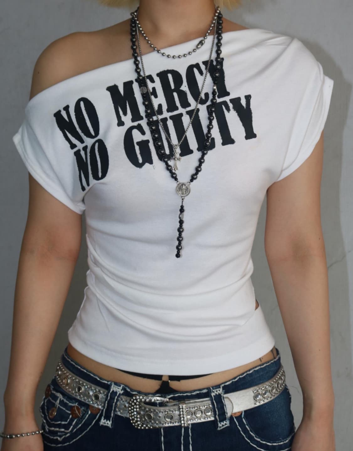 팸지스토어 코넥시 KONEKSI 오프숄더 티셔츠 상품이미지1