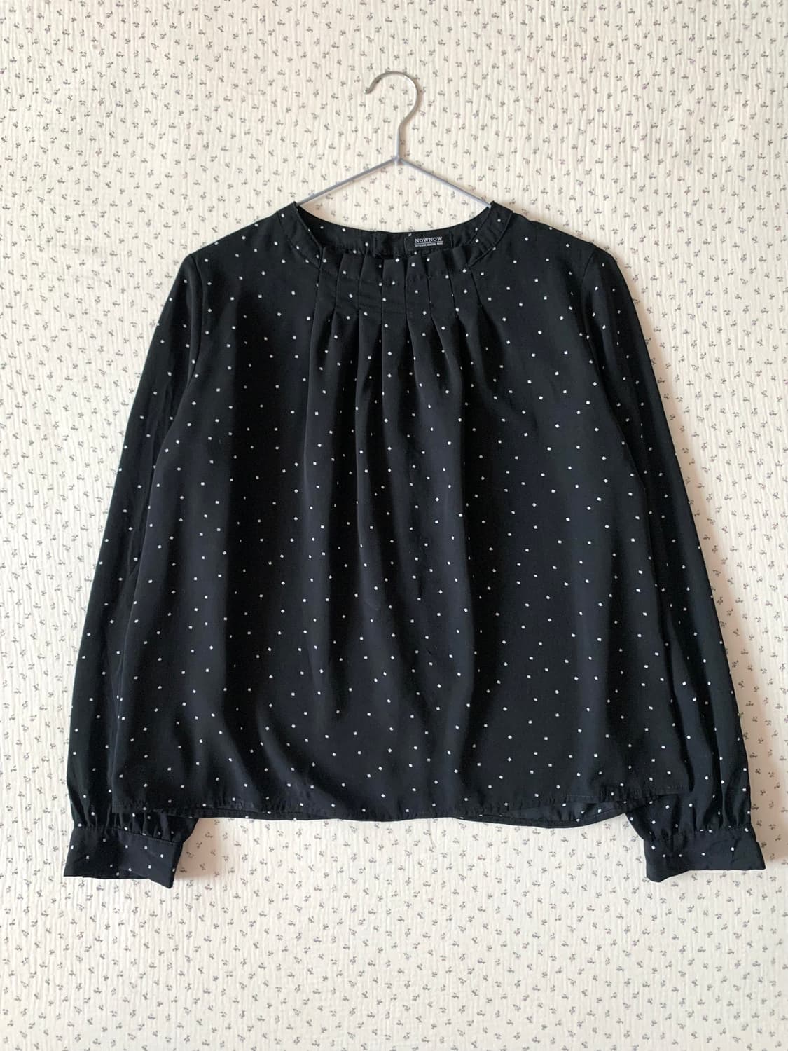 블랙 도트 핀턱 블라우스 상품이미지2