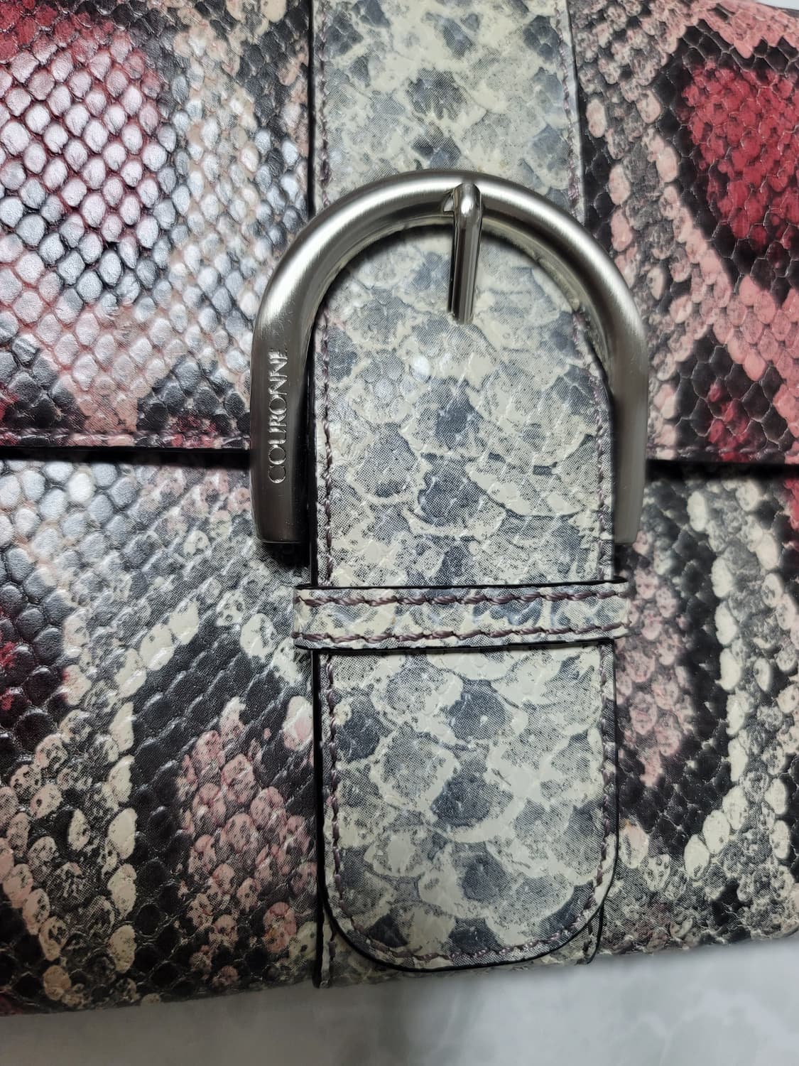 쿠론 뱀가죽패턴 가죽 숄더백

 상품이미지5