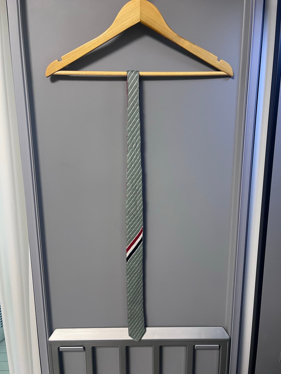 톰브라운 24SS 초크 스트라이프 삼선 니트넥타이  상품이미지1