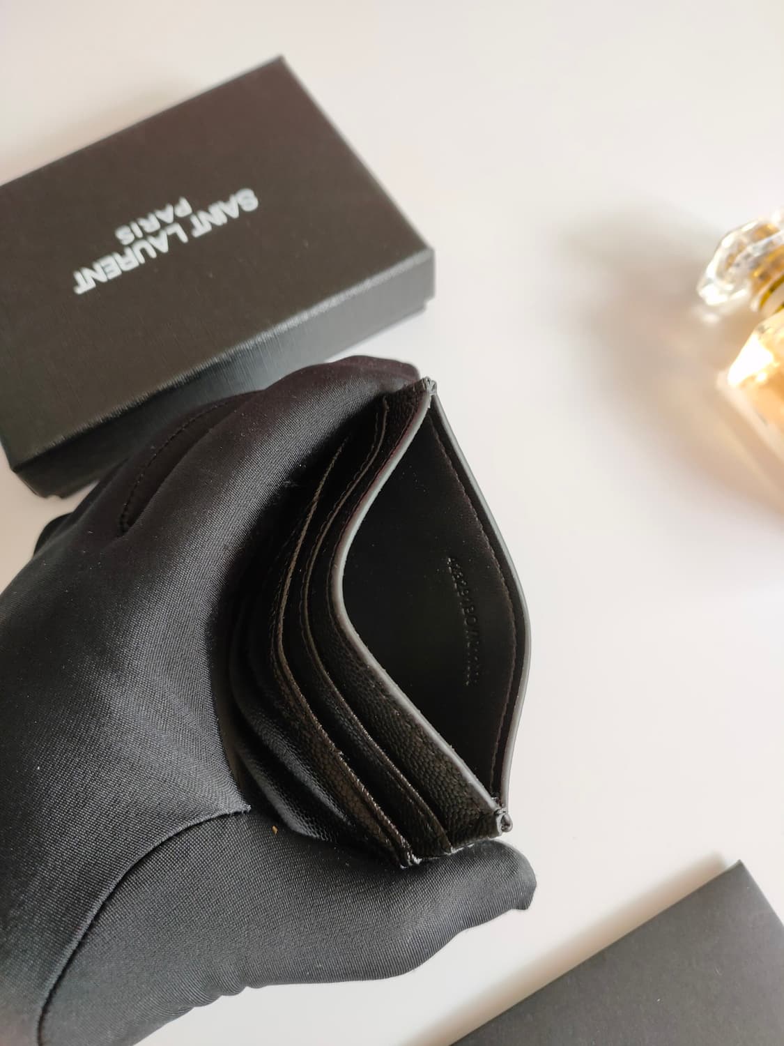 생로랑 그랑 드 뿌드르 엠보스드 레더 카산드라 마틀라세 컴팩트 트라이폴드 상품이미지3