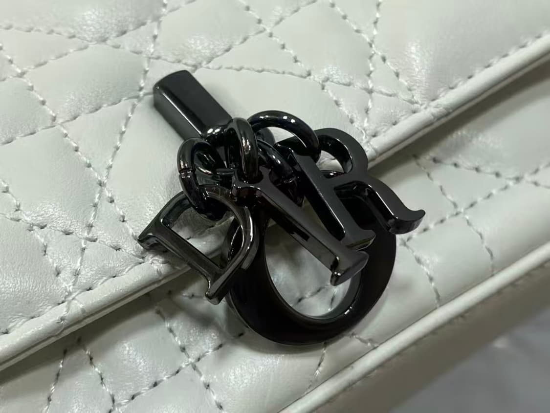 디올 크로스 백시그니처 넝쿨 체크로 클래식한 레터링 참장식
 상품이미지4