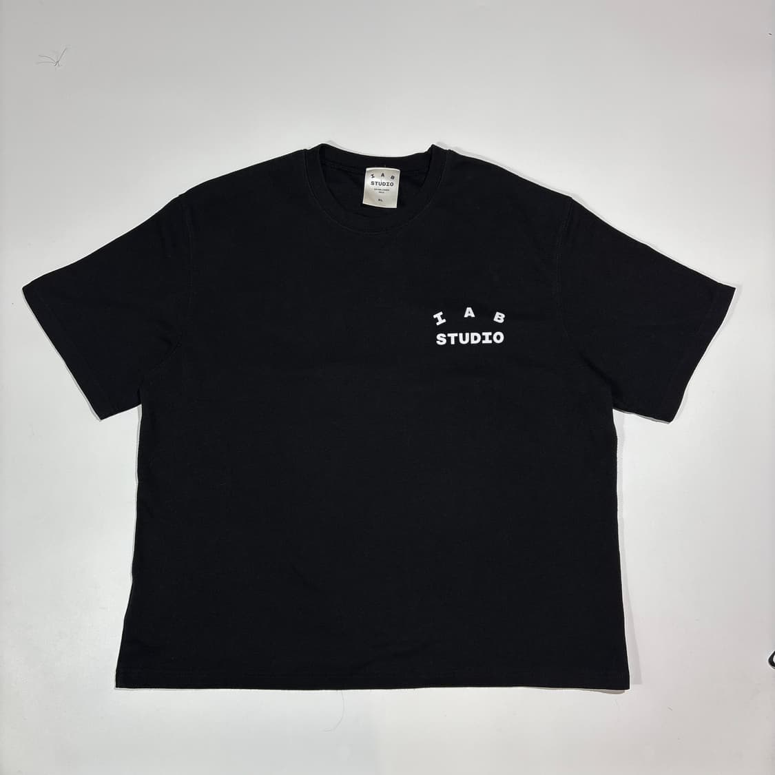 아이앱스튜디오 블랙 로고 반팔티 상품이미지1