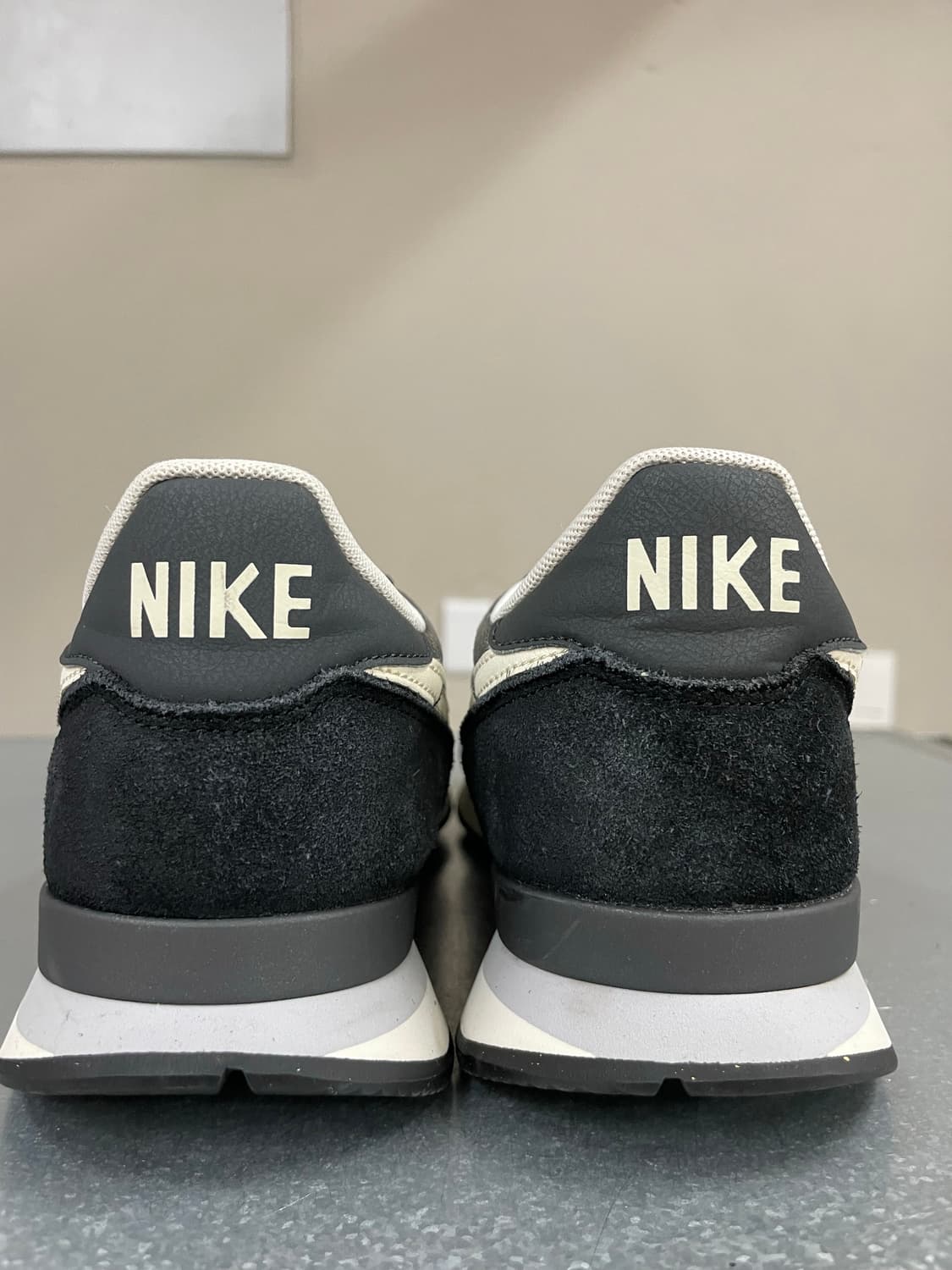 나이키 인터내셔널리스트 블랙 화이트 255 상품이미지10