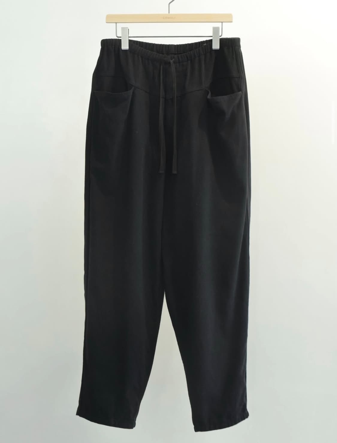 [26] 코모리 블랙 드릴 테이퍼드 팬츠 상품이미지1