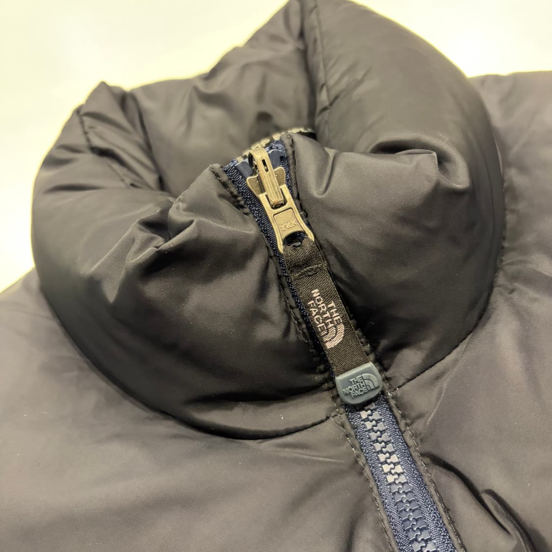 [85] 노스페이스 700 다운 눕시 패딩 조끼 블랙/네이비 D213 상품이미지5