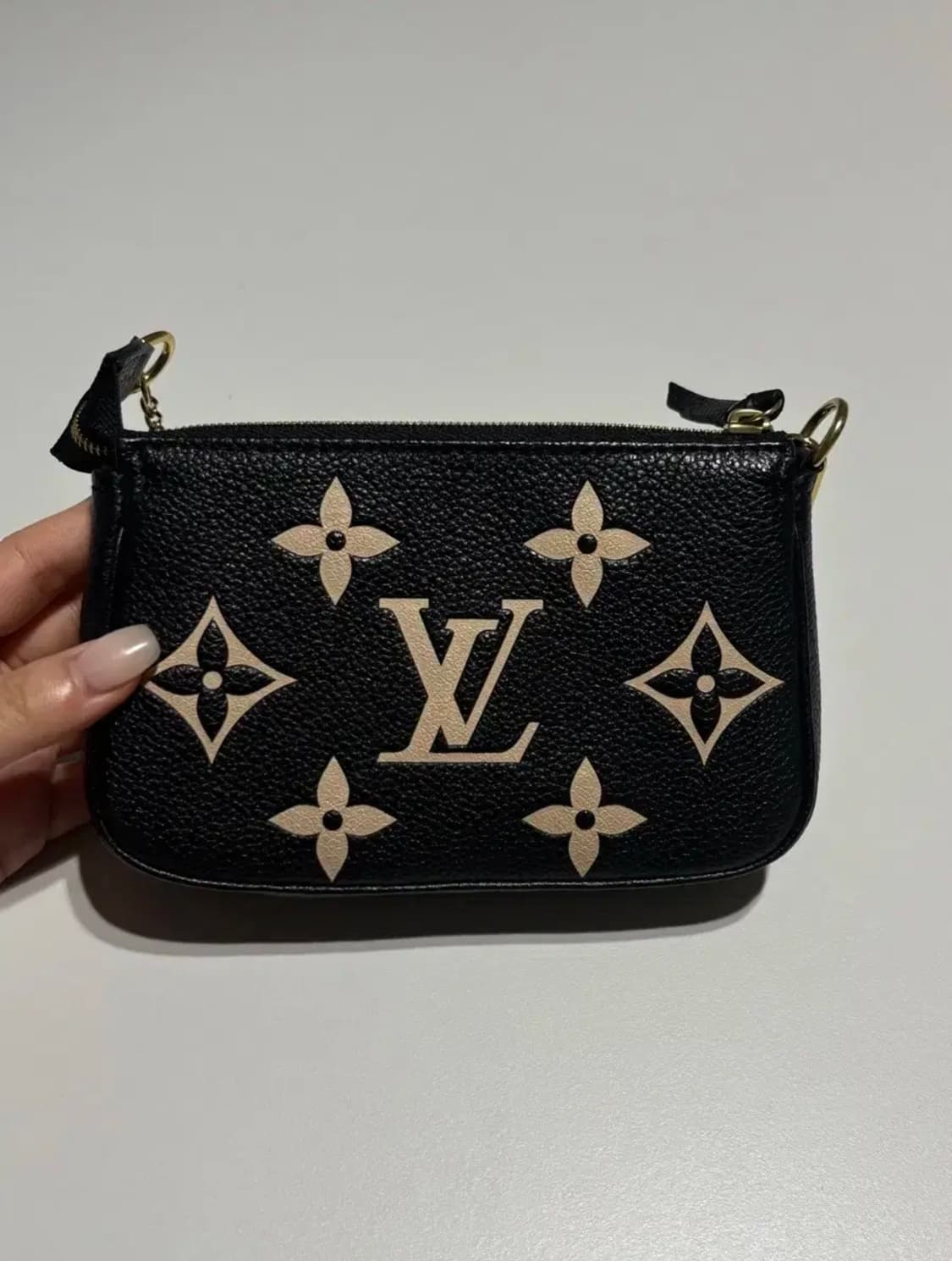 루이비통 악세수아 포쉐트 블랙 정품 새상품급 상품이미지3