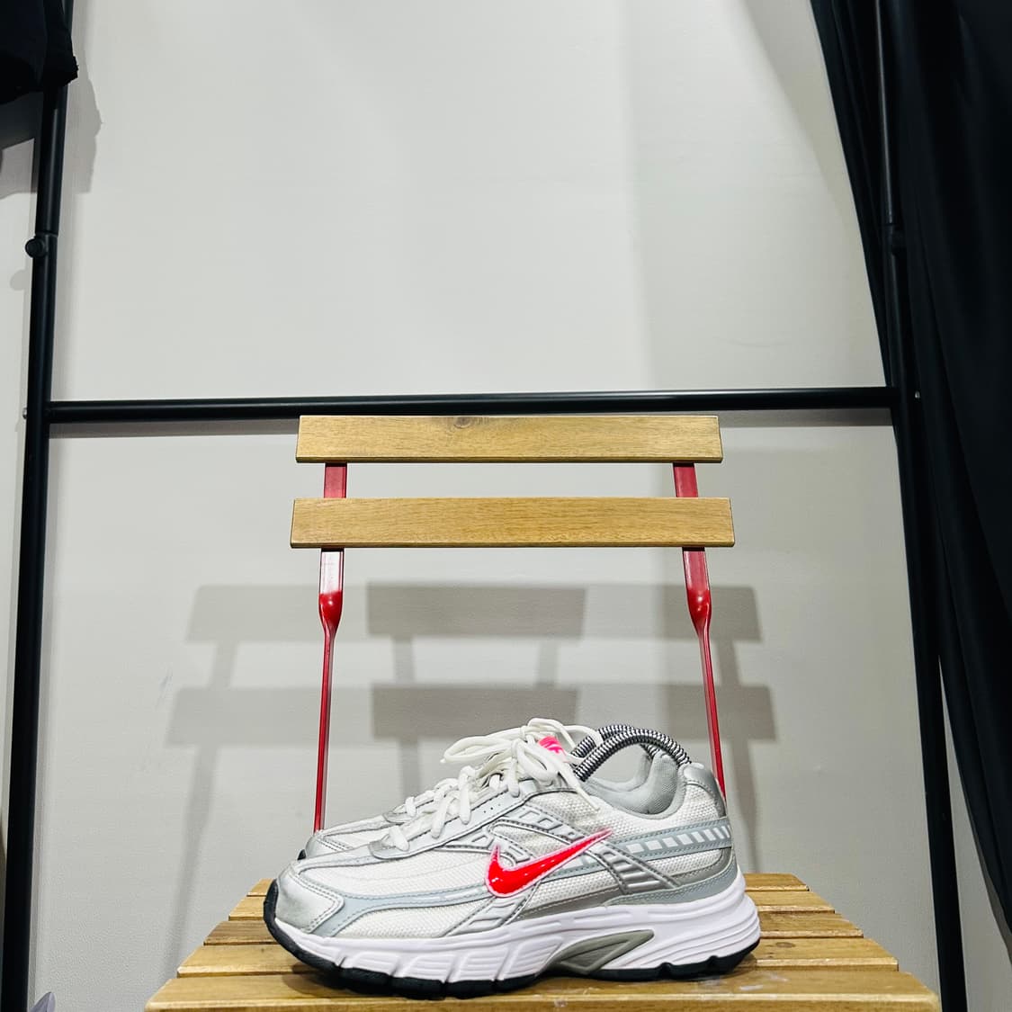 240) 나이키 운동화 여성 여자 신발 이니시에이터 메탈 그레이 상품이미지3