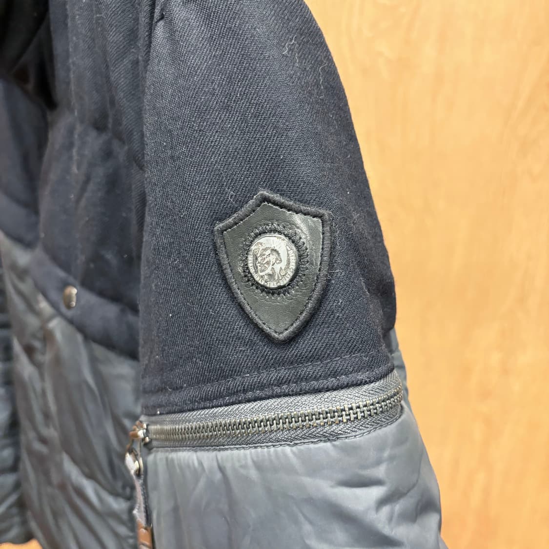 디젤 하이넥 패딩 점퍼 배색 울 퀄팅 숄더 로고 라운드 패치 디테일 블랙 상품이미지7