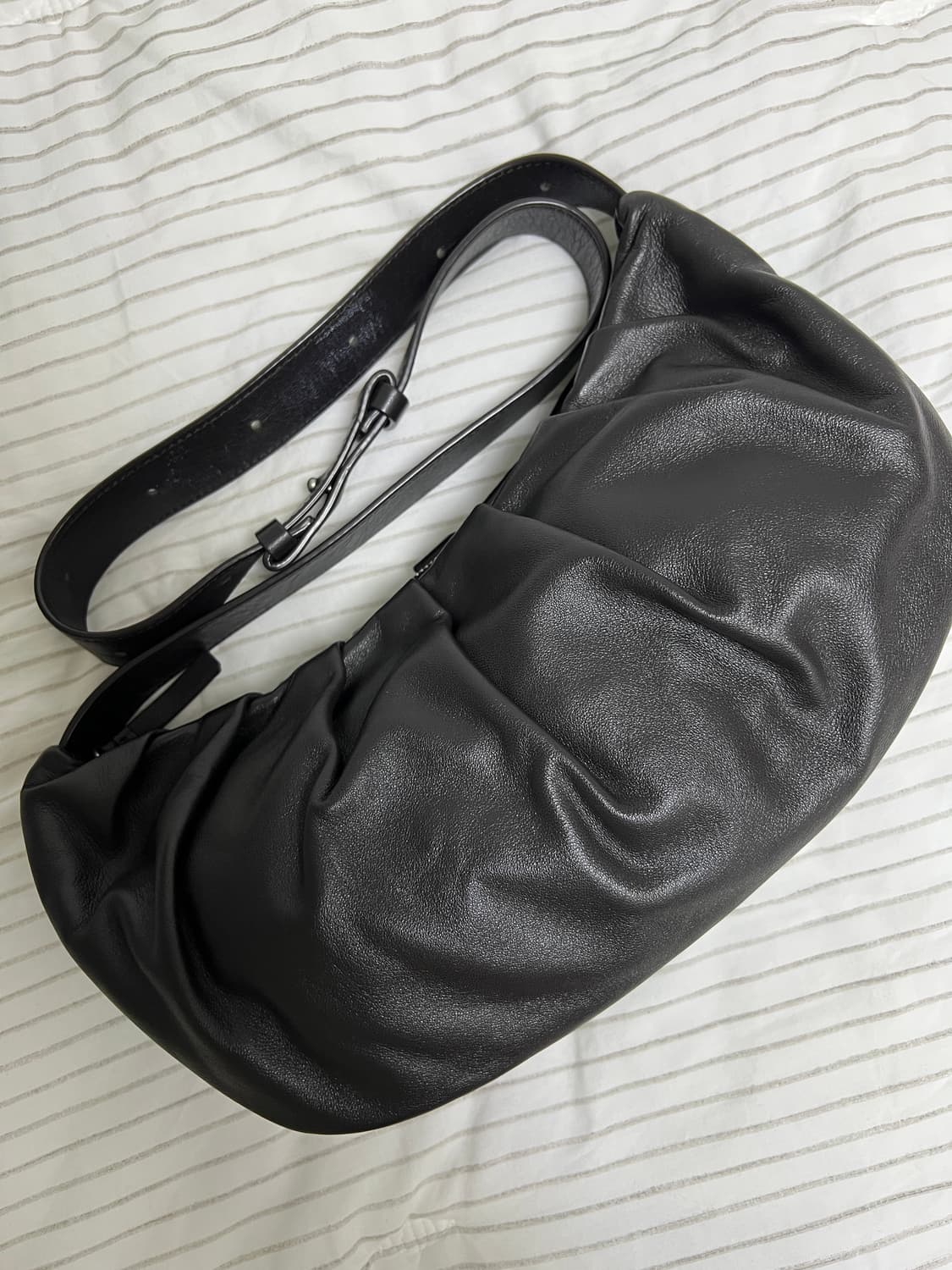 던스크 호보백 다크브라운 색상 판매합니다 상품이미지2