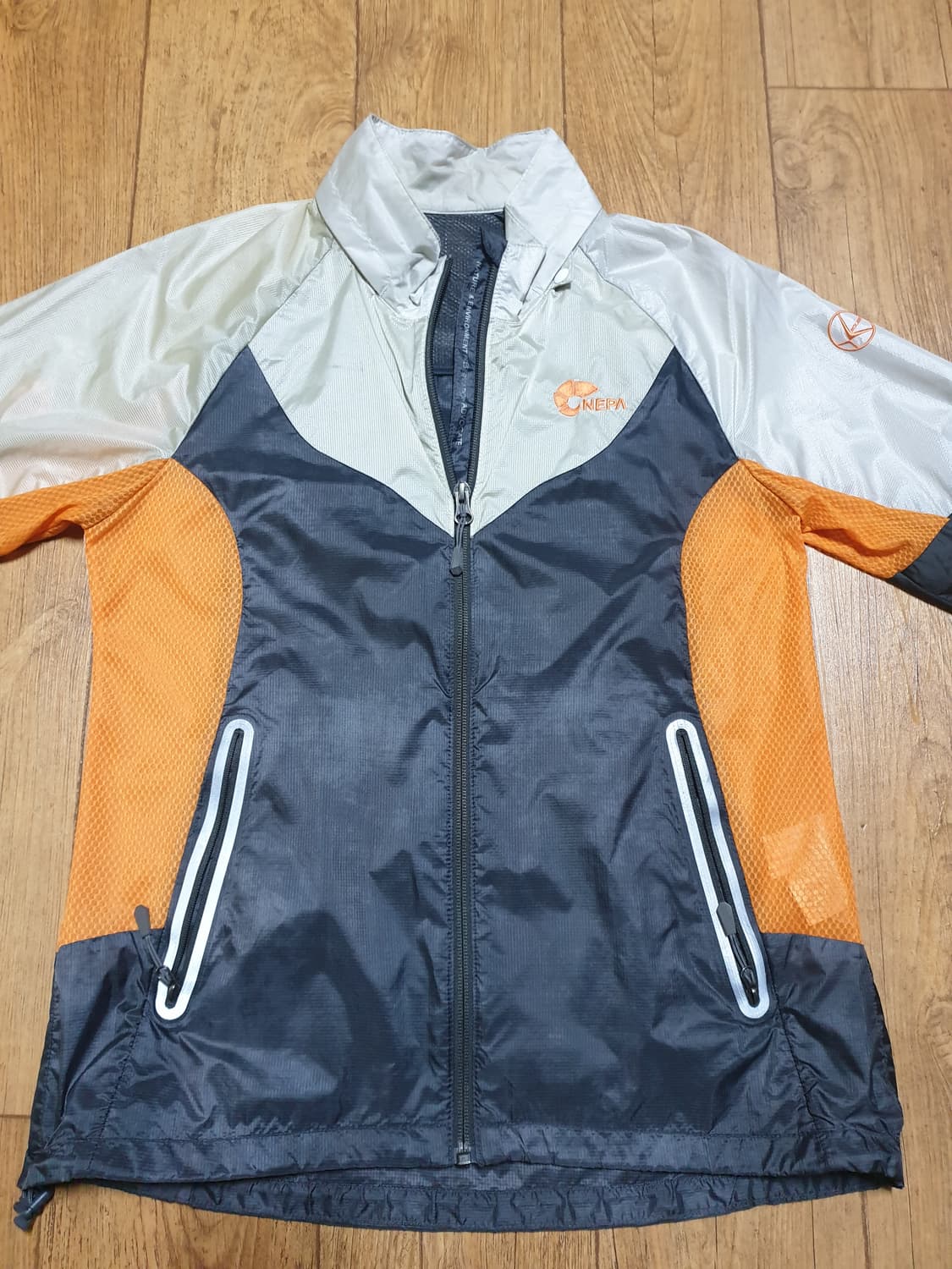 1100 네파 아웃도어 바람막이 90 사이즈입니다 상품이미지1