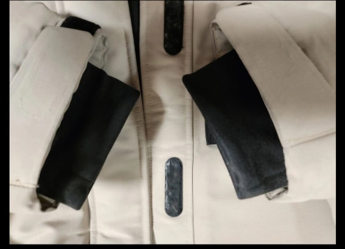 아이더 카라스 다운 패딩 점퍼 M

사용감외에 오염 하자 없이 깨끗해요
 상품이미지7