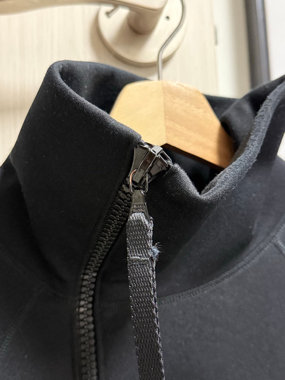 프라다 커브드 하이넥 집업 자켓 상품이미지5