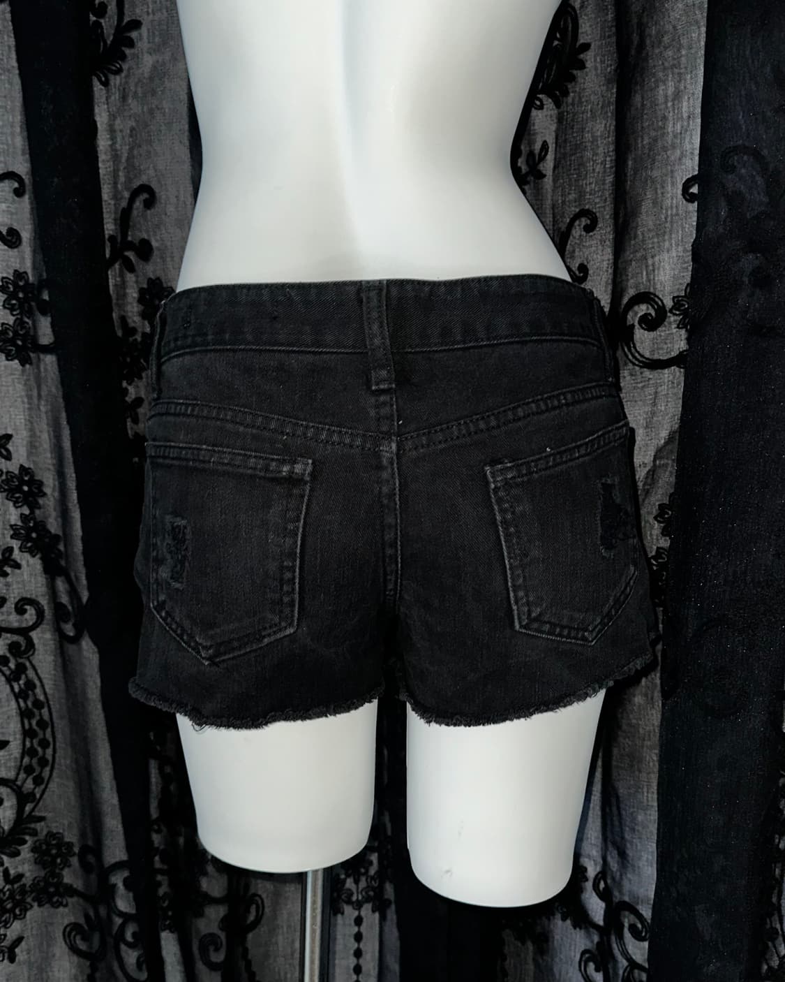 black ripped denim shorts 상품이미지4