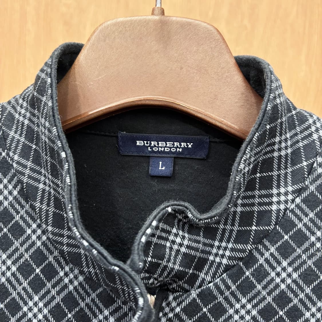 버버리 런던 져지 집업 가디건 그레이 체크 패턴 로고 자수 디테일 블랙 상품이미지7