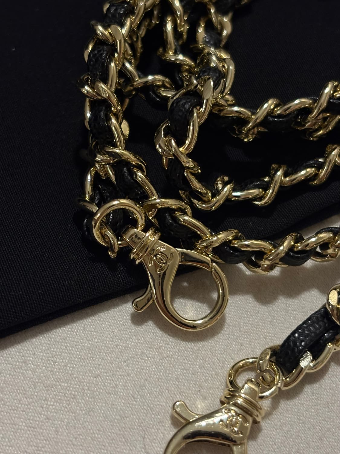 샤넬 베니티 탑핸들백 블랙 금장 미니백 (새상품) 상품이미지7