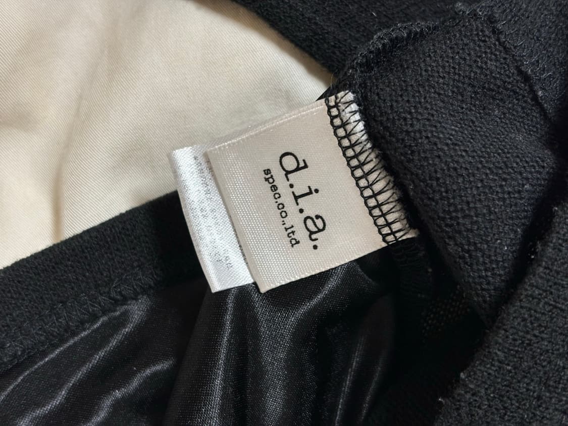 d.i.a. 다이아 크롭 오프숄더 니트 탑 블랙 리본 오네갸루 상품이미지3