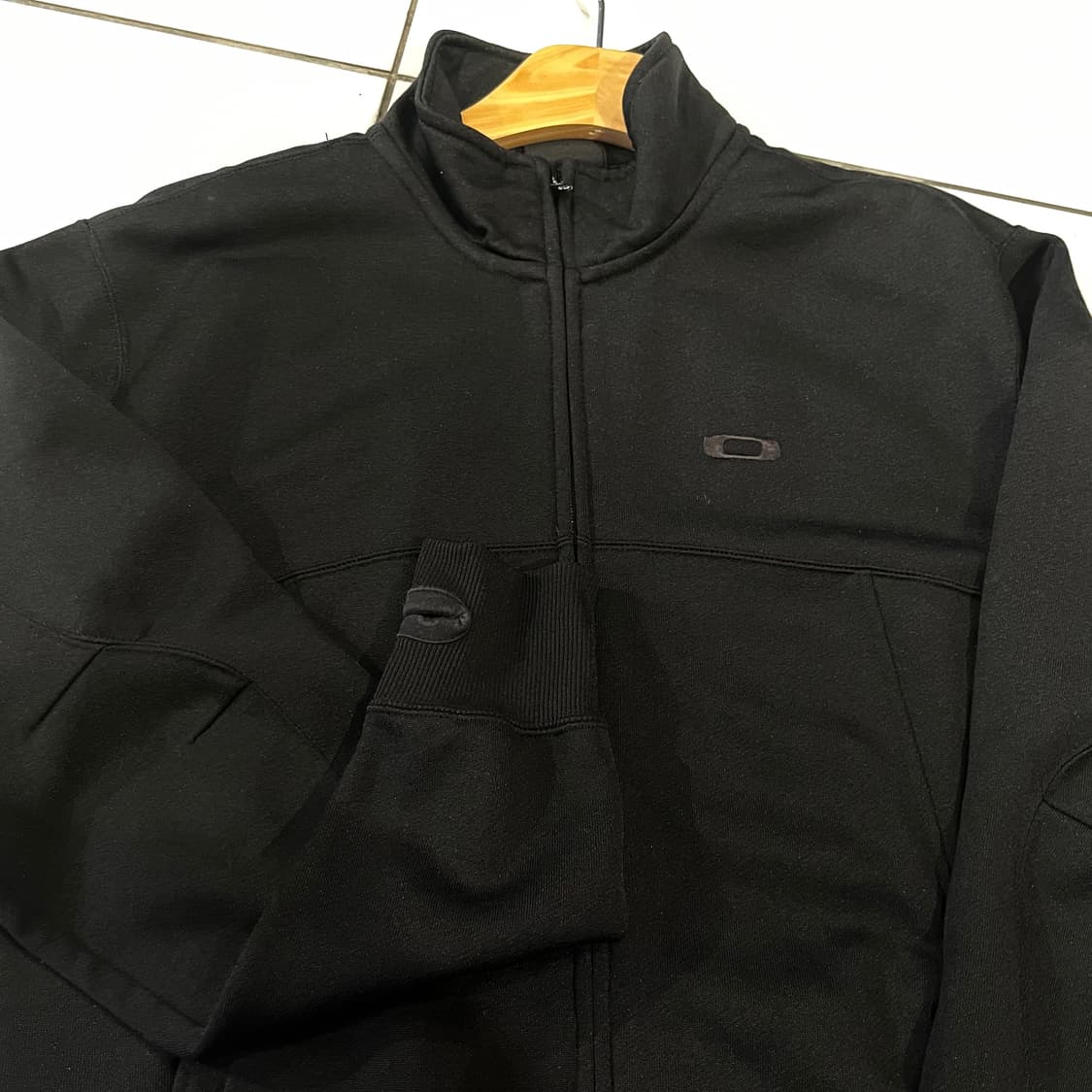 오클리 블랙 미니멀 트랙탑 상품이미지2