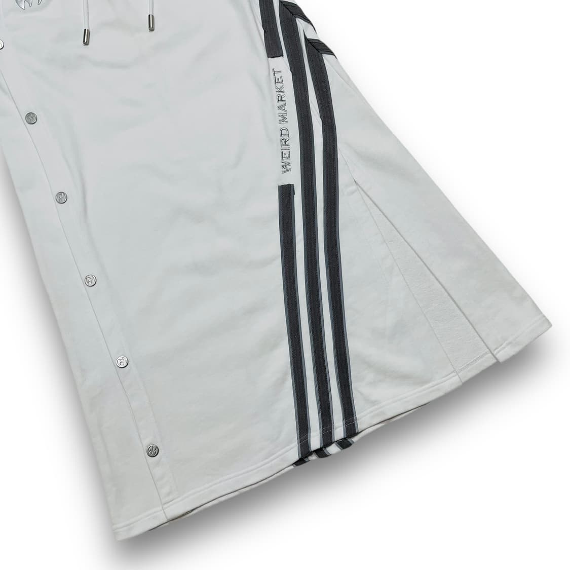 위어드 마켓 복서 로고 프리브 해체주의 삼선 흰 트랙스커트 상품이미지3