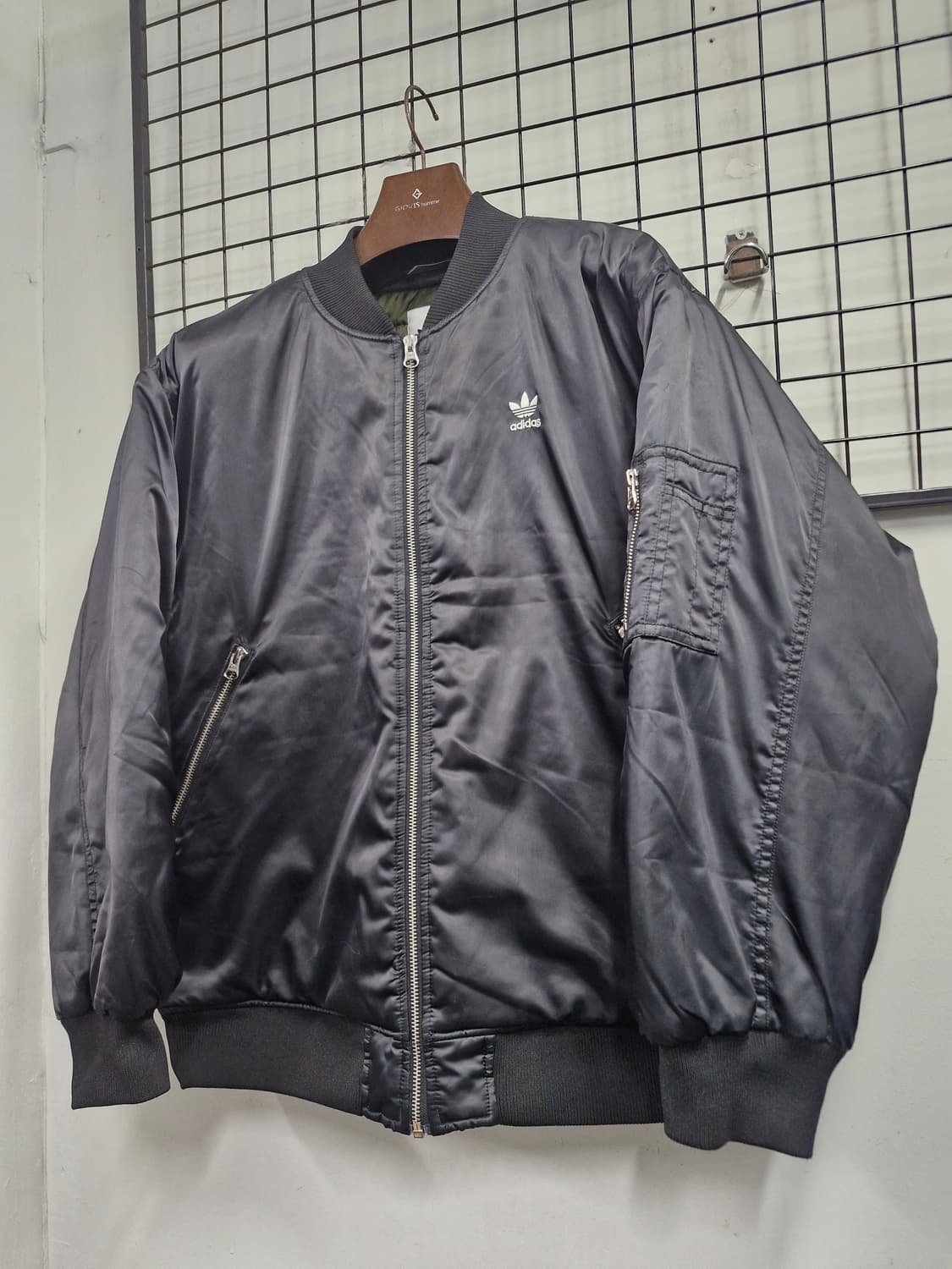 100L 아디다스 남녀공용 블랙 봄버 자켓. 상품이미지3