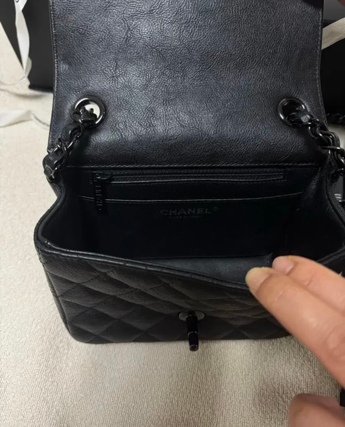 샤넬 클래식 쁘띠삭 플랩백 카프 올블랙 상품이미지5