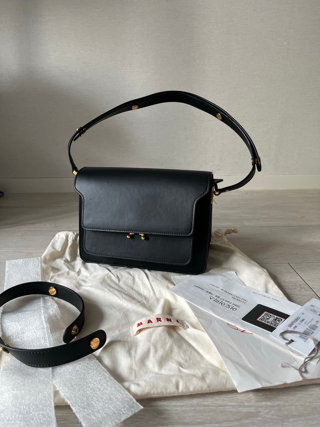 마르니 트렁크백 블랙 카프스킨 미디움 상품이미지1