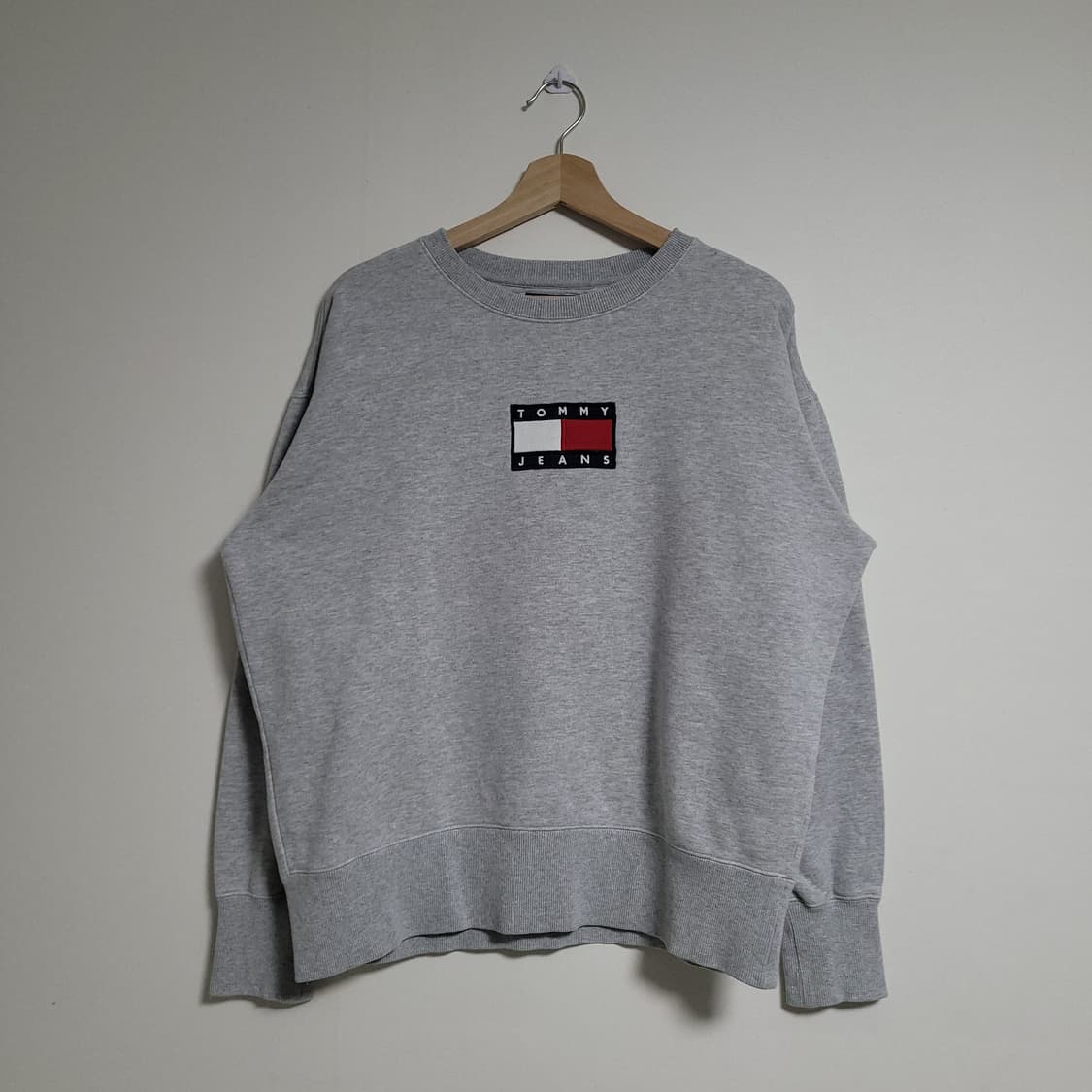 (M) TOMMY JEANS 타미진스 여성 맨투맨 티셔츠 그레이 상품이미지1