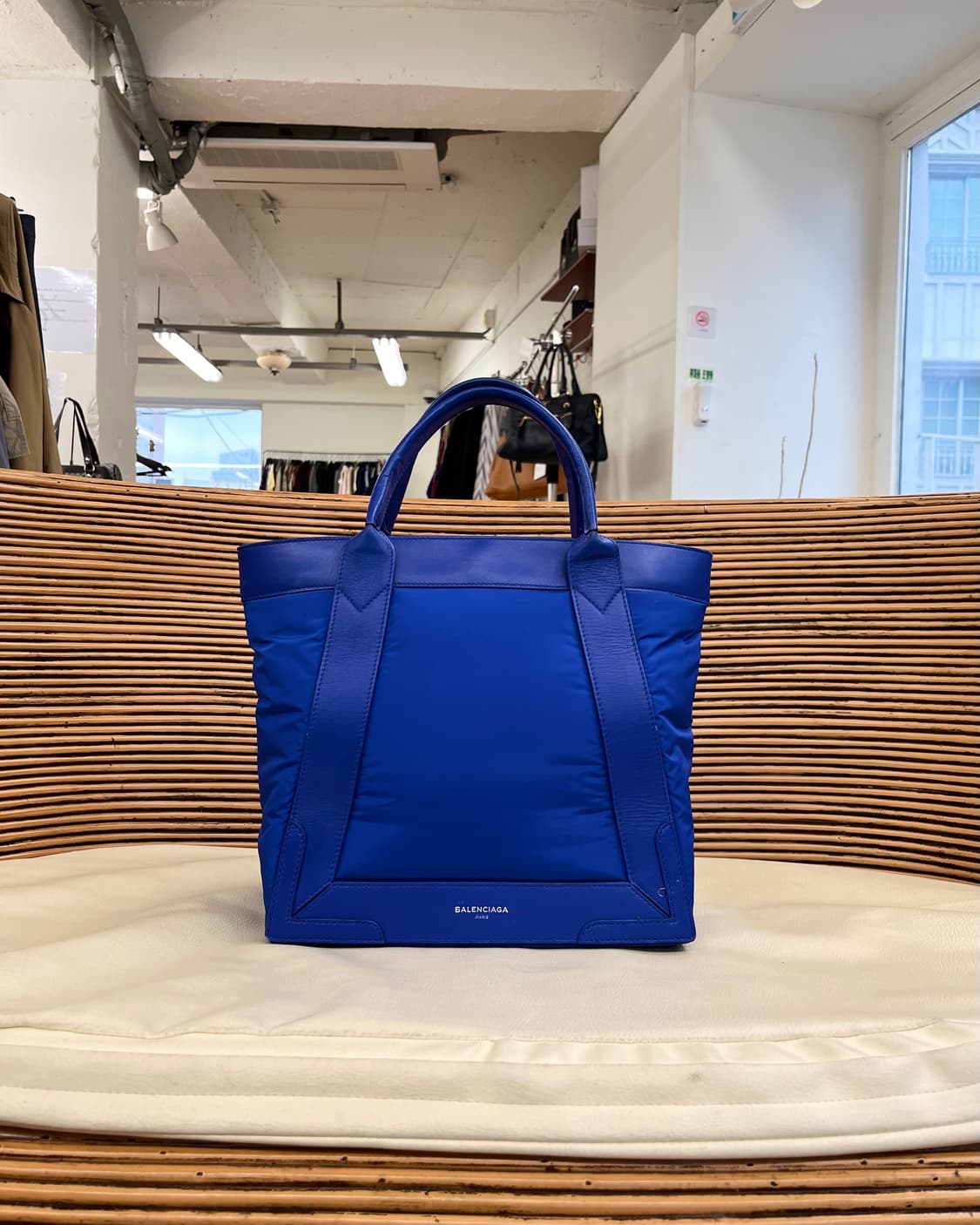 발렌시아가 나일론 카바스 S 토트백 상품이미지1