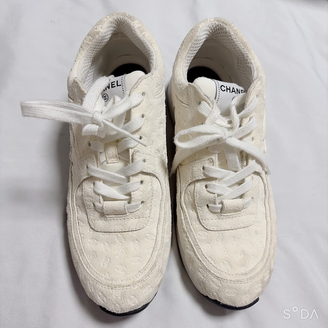 CHANEL 샤넬 CC로고 플레이 올오버 스웨이드 스니커즈 38.5 상품이미지1